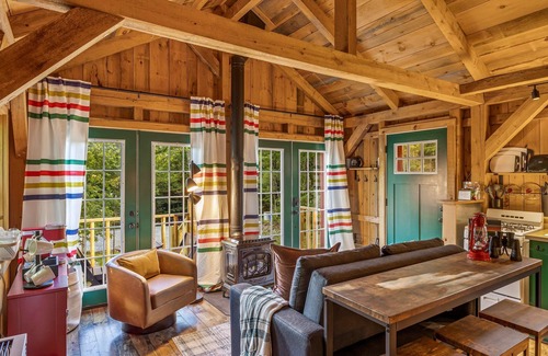 Bethel Cabina | Cozy Cabin! Firepit! Dogs Welcome! Hot Tub!