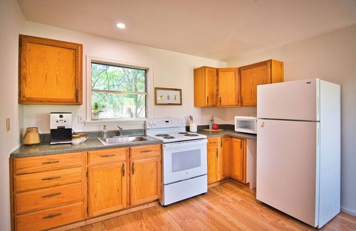 Fredonia Cabina | Cozy cabin for 2, 9 miles N. of Mason with WiFi, AC, hiking starry nights.