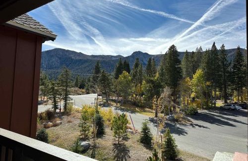 Mammoth Lakes Casa | Cozy Cabin for 8 Close to Eagle Lodge