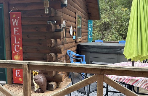 Wellston Cabina | Cozy cabin for two adults . no room to add extra . Cabin in the woods w Hot tub