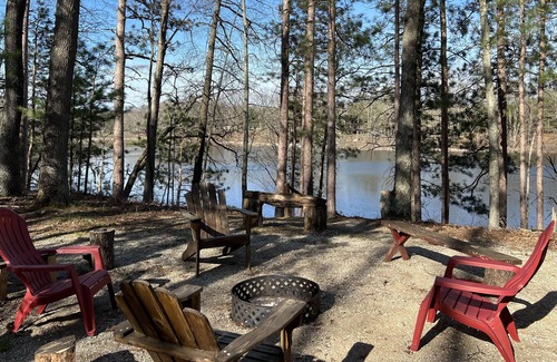 Irons Cabina | Cozy cabin getaway on private lake!