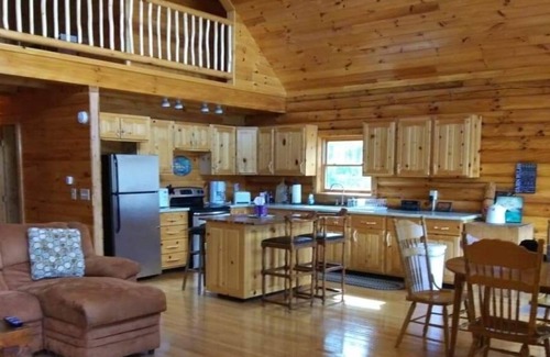 Irons Cabina | Cozy cabin getaway on private lake!