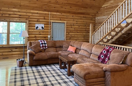 Irons Cabina | Cozy cabin getaway on private lake!