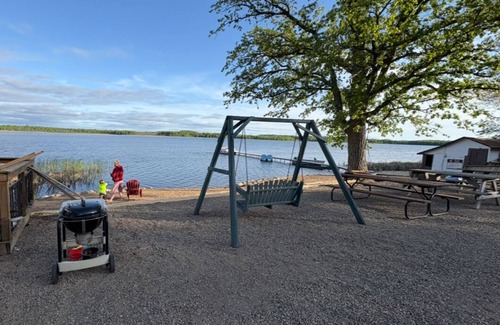 Roosevelt Cabina | Cozy Cabin Getaway Right on the Water! Great fishing lake. Near Mille Lacs