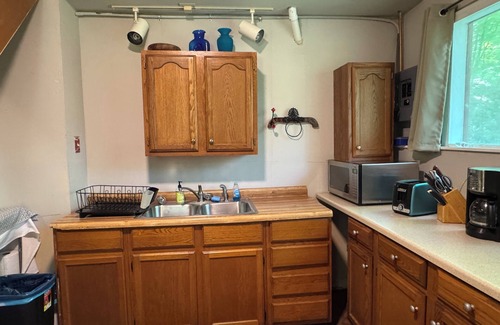 Easley Cabina | Cozy cabin getaway with hot-tub under stars!