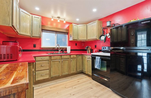Duck Creek Village Cabina | Cozy Cabin & Hot Tub Pet Friendly with AC and Fast WiFi in Duck Creek Village