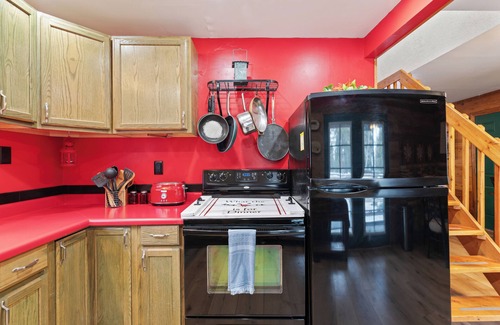 Duck Creek Village Cabina | Cozy Cabin & Hot Tub Pet Friendly with AC and Fast WiFi in Duck Creek Village