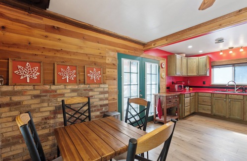 Duck Creek Village Cabina | Cozy Cabin & Hot Tub Pet Friendly with AC and Fast WiFi in Duck Creek Village