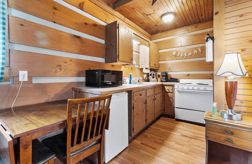 Fancy Gap Cabina | Cozy Cabin Hideaway - The Schoolhouse Cabin - Cabin 9