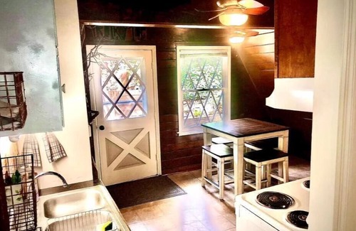 Helen Cabina | Cozy cabin - hot tub! 1 Mile from down town Helen