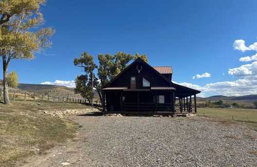 Meeker Cabina | Cozy cabin in beautiful Meeker, CO-10 miles from town, perfect for OHV travelers