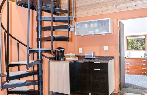 Alyeska Cabina | Cozy Cabin in Central Girdwood W/ Wood Stove, Washer/Dryer, & Free WiFi