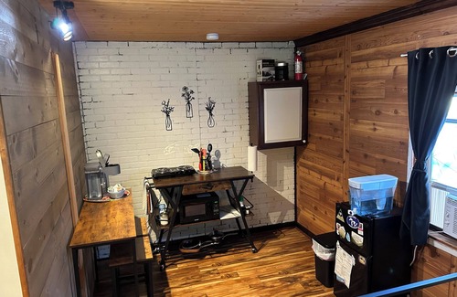 Fenton Cabina | Cozy cabin in charming Fenton near Cider Mills and Trails! Dog friendly!
