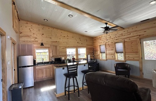 Logan Cabina | Cozy cabin in charming Logan with AC, WiFi, Hot tub, Firepit
