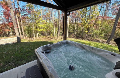 Logan Cabina | Cozy cabin in charming Logan with AC, WiFi, Hot tub, Firepit