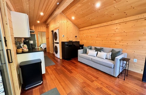 Brevard Cabina | Cozy cabin in charming Brevard with spa-like bath