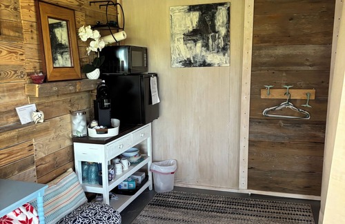 New Bern Cabina | Cozy cabin in charming New Bern with AC, WiFi, salt water pool and River access.