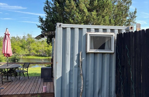 New Bern Cabina | Cozy cabin in charming New Bern with AC, WiFi, salt water pool and River access.
