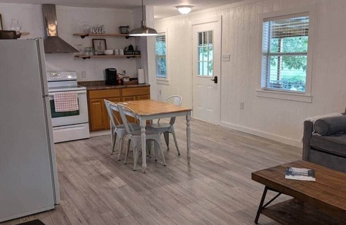 Summit Cabina | Cozy cabin in nestled on 9-acre lot in Summit, MS