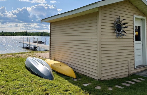 West Branch Cabina | Cozy Cabin in Northeast Michigan on all sports lake-dock, kayaks, pet-friendly!