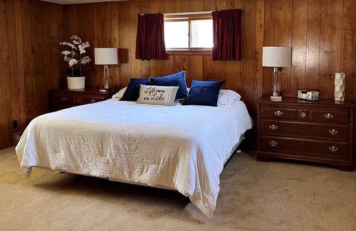 West Branch Cabina | Cozy Cabin in Northeast Michigan on all sports lake-dock, kayaks, pet-friendly!