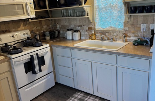 Glen Rose Cabina | Cozy cabin in peaceful Glen Rose with AC fully furnished