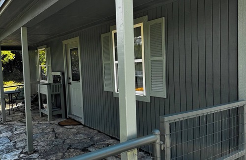 Glen Rose Cabina | Cozy cabin in peaceful Glen Rose with AC fully furnished