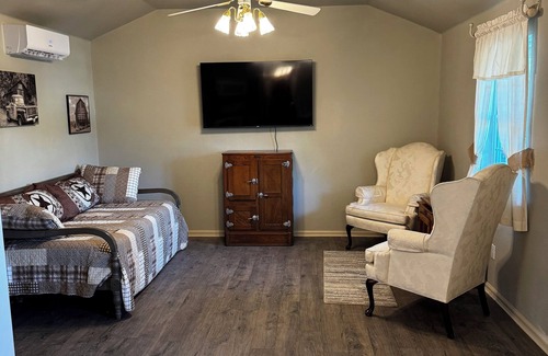 Glen Rose Cabina | Cozy cabin in peaceful Glen Rose with AC fully furnished