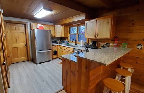 Vein Mountain Cabina | Cozy cabin in private gated community with Hot Tub!