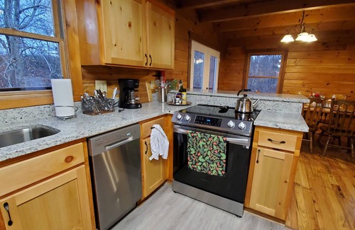 Vein Mountain Cabina | Cozy cabin in private gated community with Hot Tub!