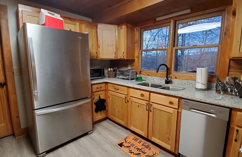 Vein Mountain Cabina | Cozy cabin in private gated community with Hot Tub!