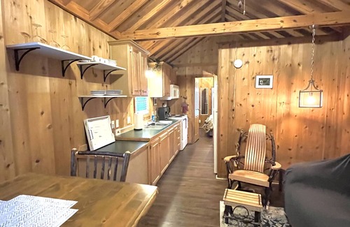 Rabun Gap Cabina | Cozy Cabin in River Vista Mountain Village RV/Cabin Park + Amenities