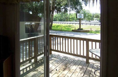 Inverness Cabaña | Cozy Cabin in riverfront resort