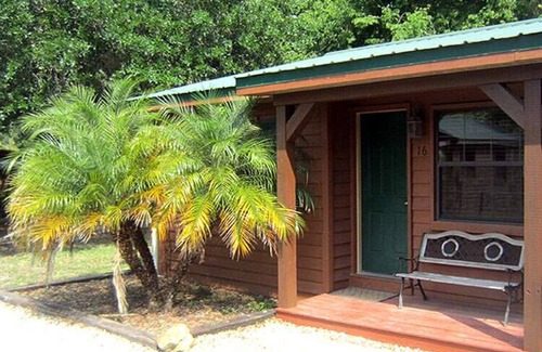 Lake Panasoffkee Cabina | Cozy Cabin in riverfront resort