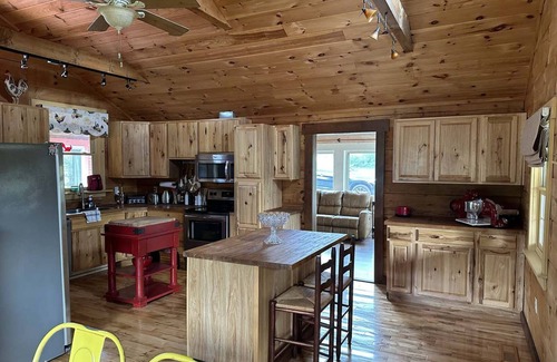Glade Spring Cabina | Cozy Cabin in Small town USA