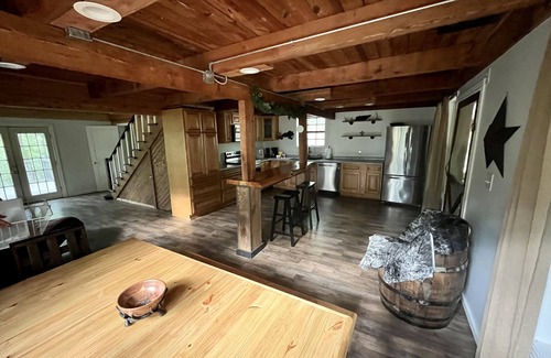 Murray Cabina | Cozy Cabin in the hills of Kentucky Lake. Family getaway or relaxing escape!