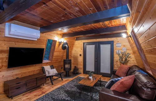 Groom Creek Cabina | Cozy Cabin in the Pines, 15 Min to Whiskey Row, 8 Min to Goldwater Lake