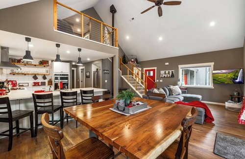 Ronald Casa | Cozy Cabin in the Pines | Hot Tub-Huge Game Room+ 3rd Nt Free Limited Avail