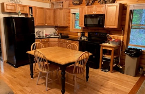 Bovina Center Cabina | Cozy cabin in the woods on top of the ridge. A quiet retreat.