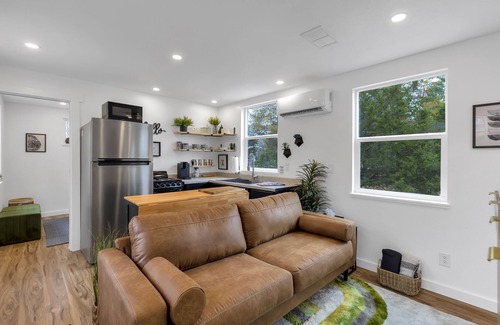 Greenville Cabina | Cozy Cabin in the woods! Queen bed, quiet, peaceful, secluded getaway.