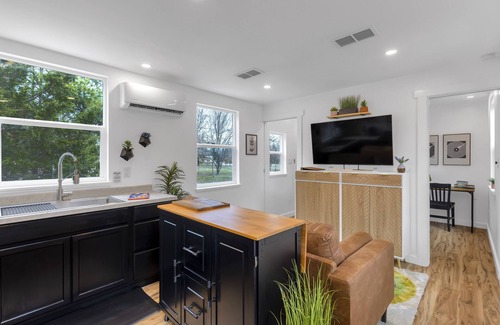 Greenville Cabina | Cozy Cabin in the woods! Queen bed, quiet, peaceful, secluded getaway.