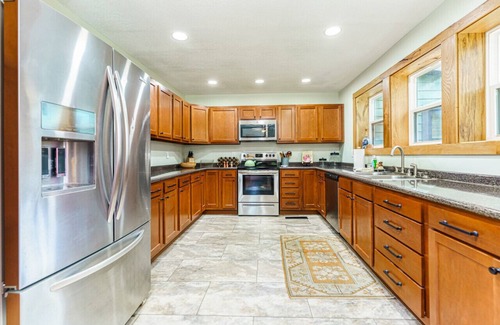 Ashley Oaks Casa | Cozy Cabin in the Woods w/ Playroom, Deck & Lounge