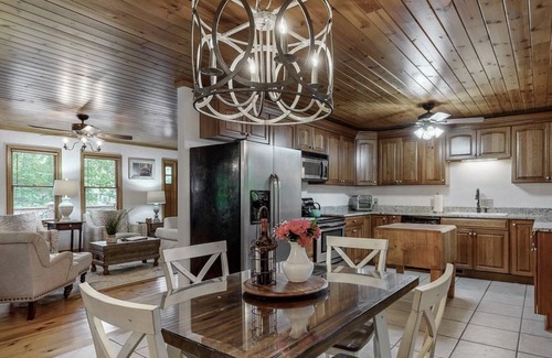 Highlands Cabina | Cozy Cabin In-town by Mirror Lake-1.7 miles to Main St, Hot tub, & fireplace!