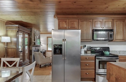 Highlands Cabina | Cozy Cabin In-town by Mirror Lake-1.7 miles to Main St, Hot tub, & fireplace!