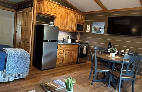 Cleora Cabina | Cozy Cabin in wooded setting WITH HOT TUB