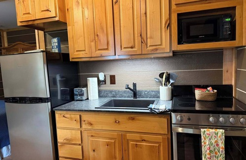 Cleora Cabina | Cozy Cabin in wooded setting WITH HOT TUB