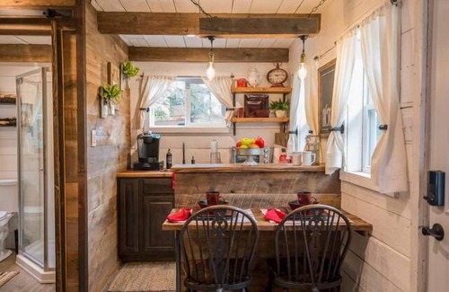 Waco Apartamento | Acogedora cabaña "gallinita roja" 12 min a Magnolia