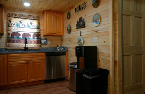 Rooseveltown Cabina | Cozy cabin located in Brasher Falls, NY. Pet friendly!