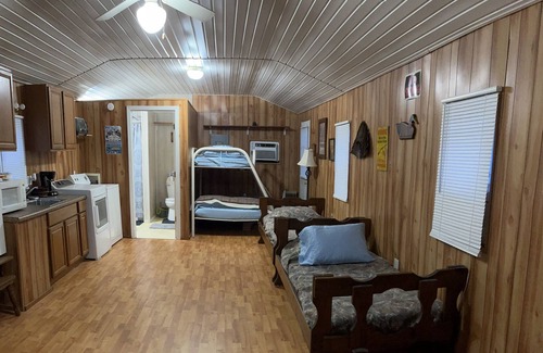 Samburg Cabina | Cozy cabin located on the water front at Reelfoot Lake