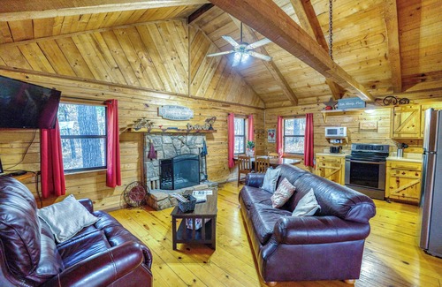 Saint Joe Cabina | Cozy cabin minutes from the Buffalo River, Pet Friendly!
